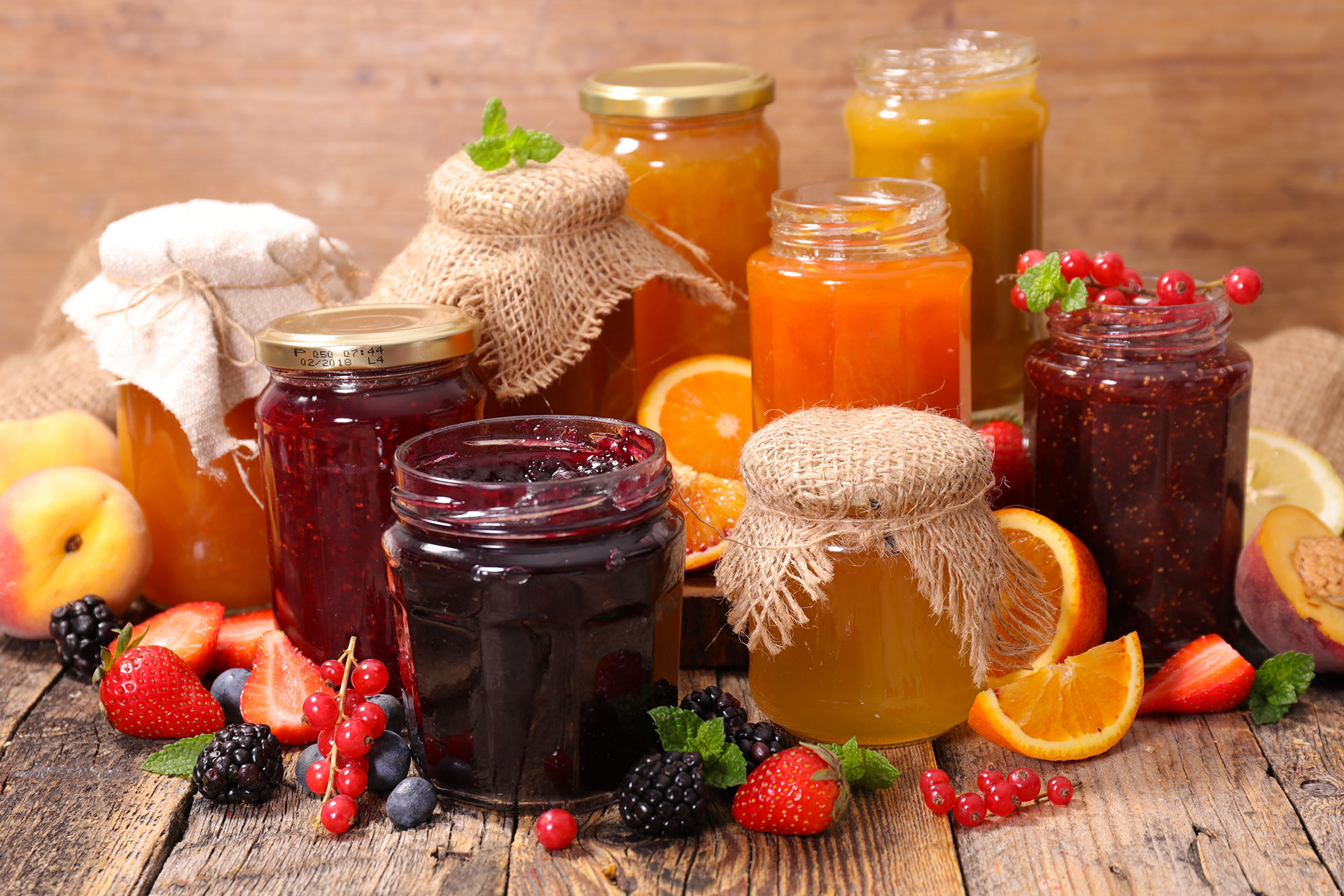 vasetti di confettura di marmellata alla frutta