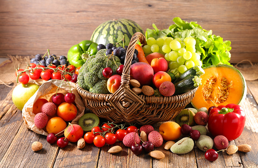 Cesta di frutta e verdura fresca prima della lavorazione