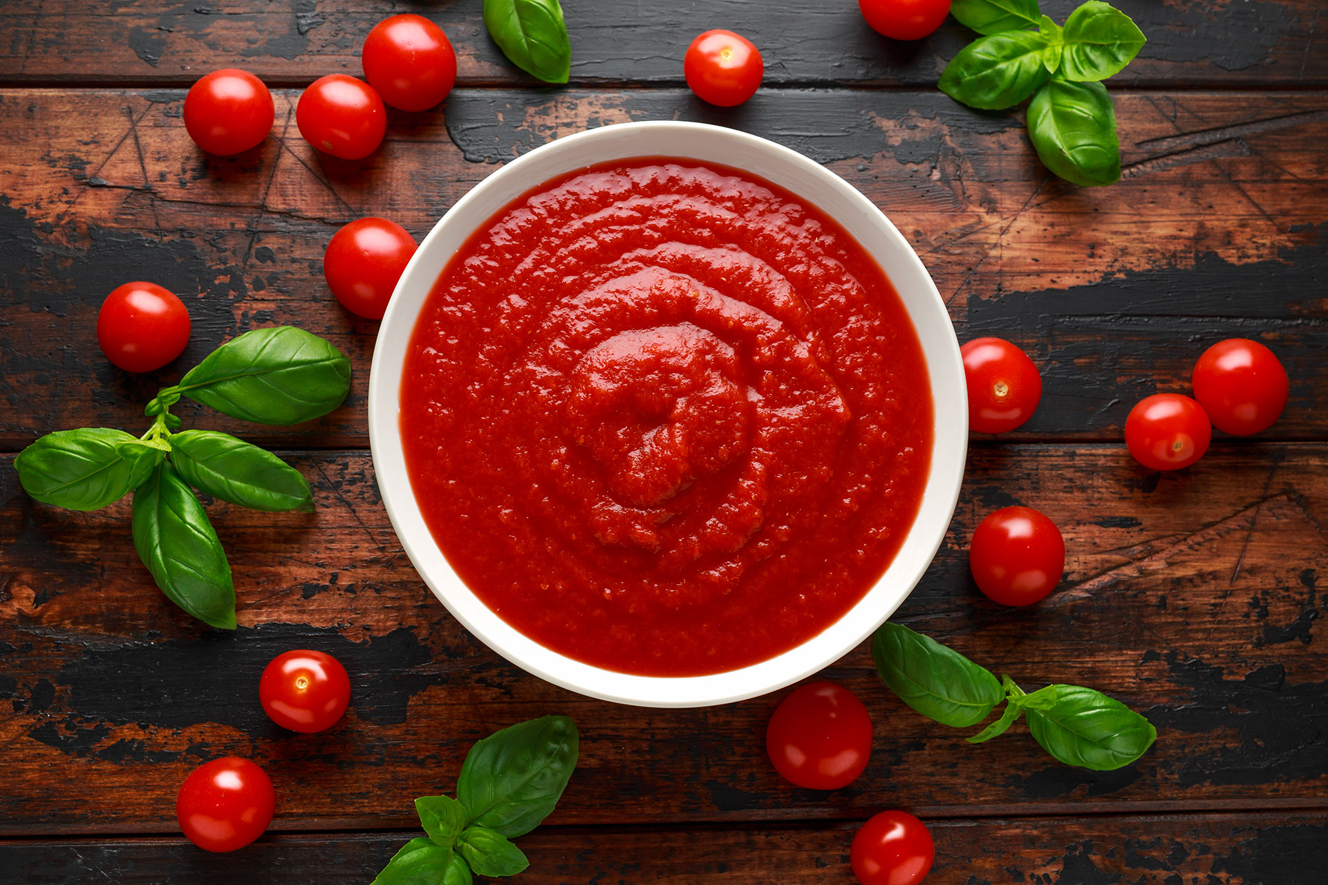Ciotola bianca con passata di pomodoro