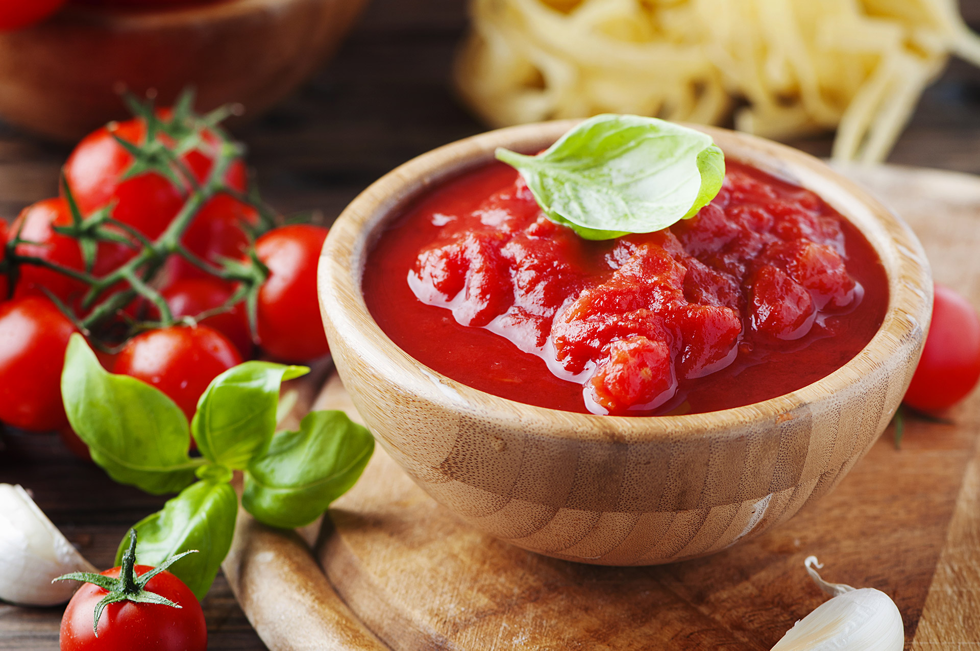 Ciotola di legno con polpa di pomodoro