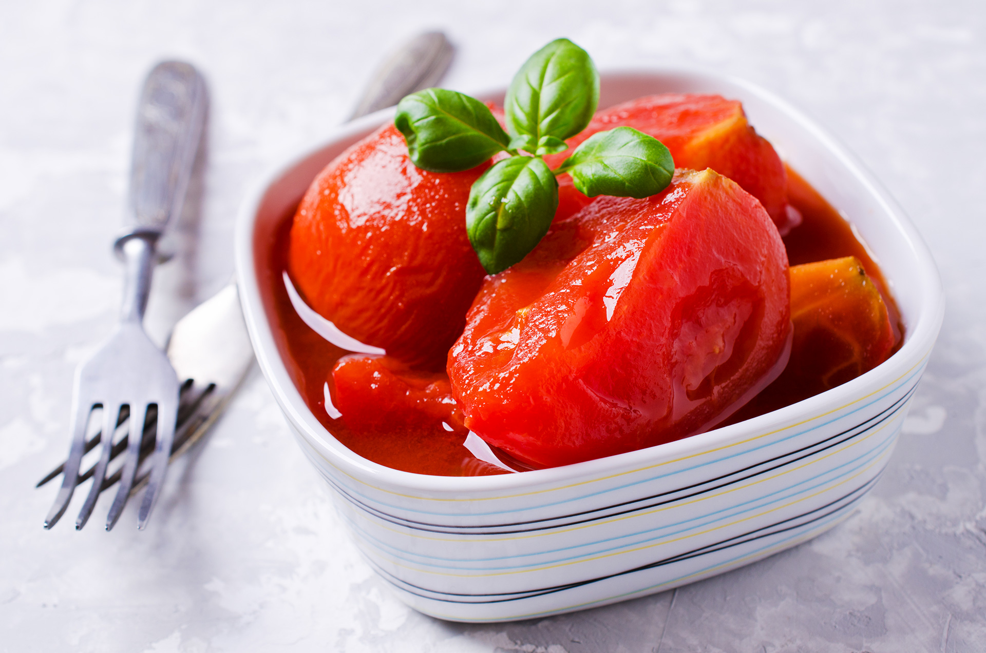 Ciotola bianca con pomodori pelati