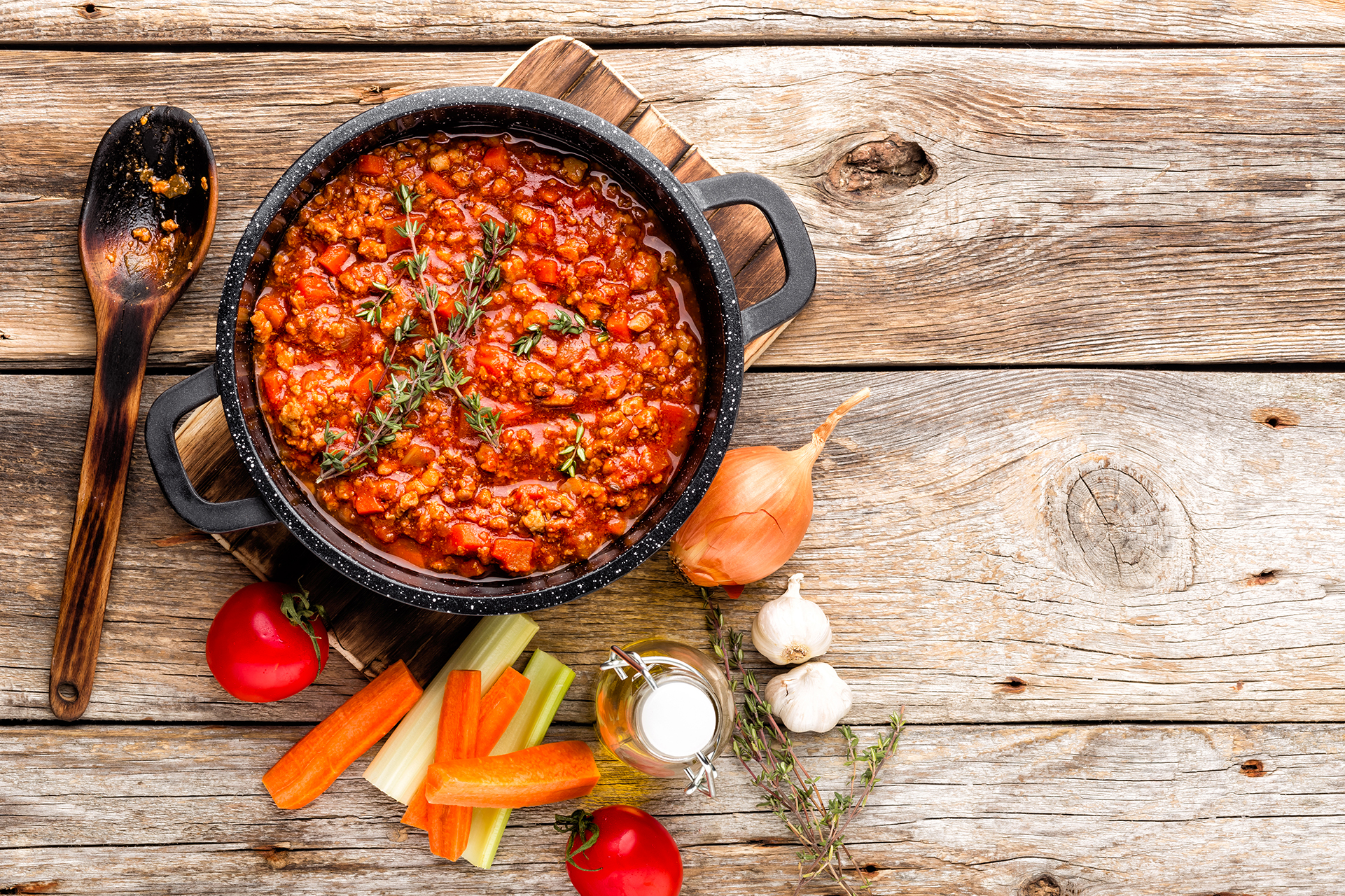 sugo di pomodoro con ingredienti per la preparazione